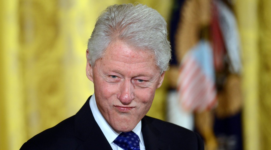<b>Były prezydent USA Bill Clinton (lata 1993-2001)</b>
<br>
<br>
Chyba największy skandalista wśród amerykańskich prezydentów po zakończeniu kariery zajął się działaniami typowymi dla byłych głów państw: spisał wspomnienia i kompletuje prezydencką bibliotekę w Little Rock w Arkansas.
<br>
<br>
Clinton nieźle zarabia także na wykładach. Według CNN, w 2011 roku roku na tej działalności zarobił około 13,4 mln dol.