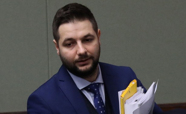 Przewodniczący komisji weryfikacyjnej, wiceminister sprawiedliwości Patryk Jaki ocenił, że "w tej w tej sprawie mamy do czynienia z tradycyjnym, haniebnym zaniechaniem prezydent Warszawy Hanny Gronkiewicz-Waltz".