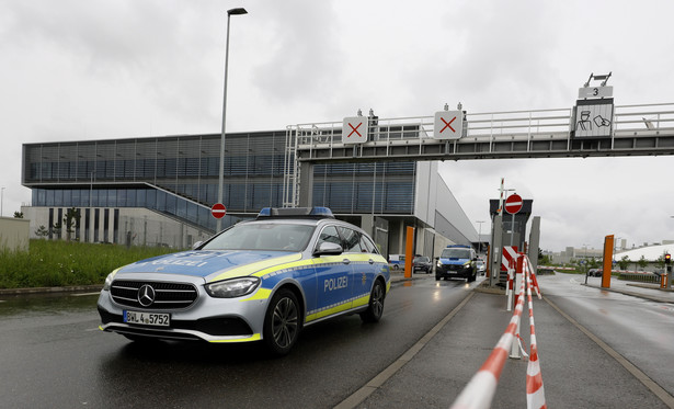 Niemiecka policja przed fabryką Mercedesa w Sindelfingen, gdzie doszło do strzelaniny