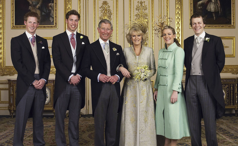 Od lewej: książę Harry, książę William, król Karol, Camilla Parker-Bowles oraz jej dzieci: Laura i Tom