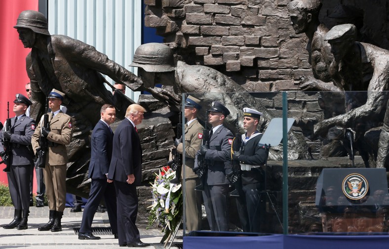 Prezydent Stanów Zjednoczonych Ameryki Donald Trump  i przezydent RP Andrzej Duda  składają wieniec na placu Krasińskich w Warszawie