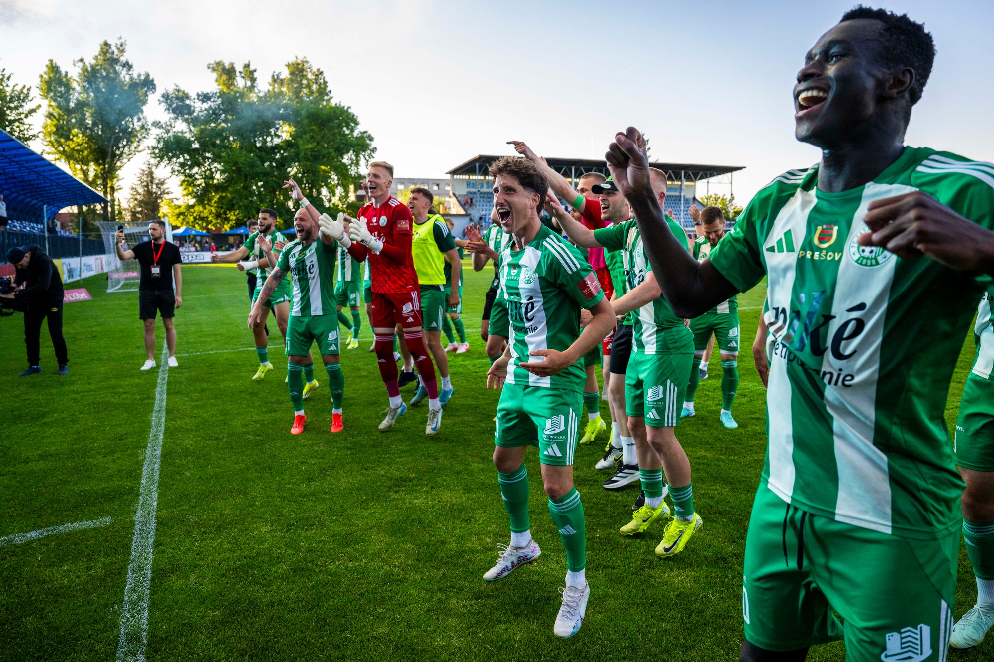 Radosť hráčov FC Tatran Prešov po postupe do najvyššej slovenskej súťaže.