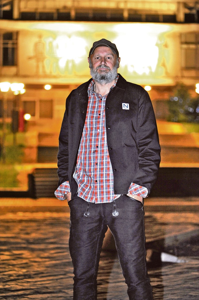 Erlend Lu ispred Muzeja Jugoslavije