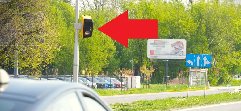 Fotoradar-rekordzista przetrwał 10 godzin i dostał siekierą. To była nocna akcja