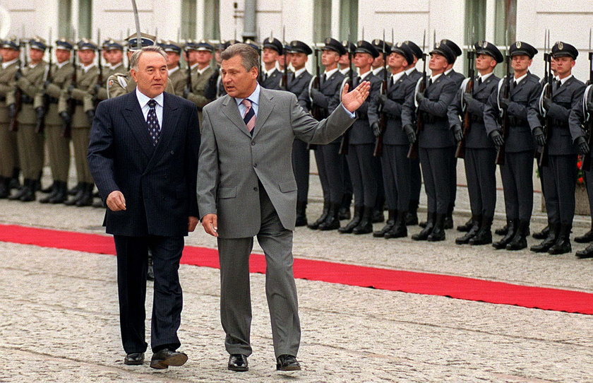 "Łukaszenka Azji" ma koronawirusa. Kwaśniewski dla niego "chałturzył"