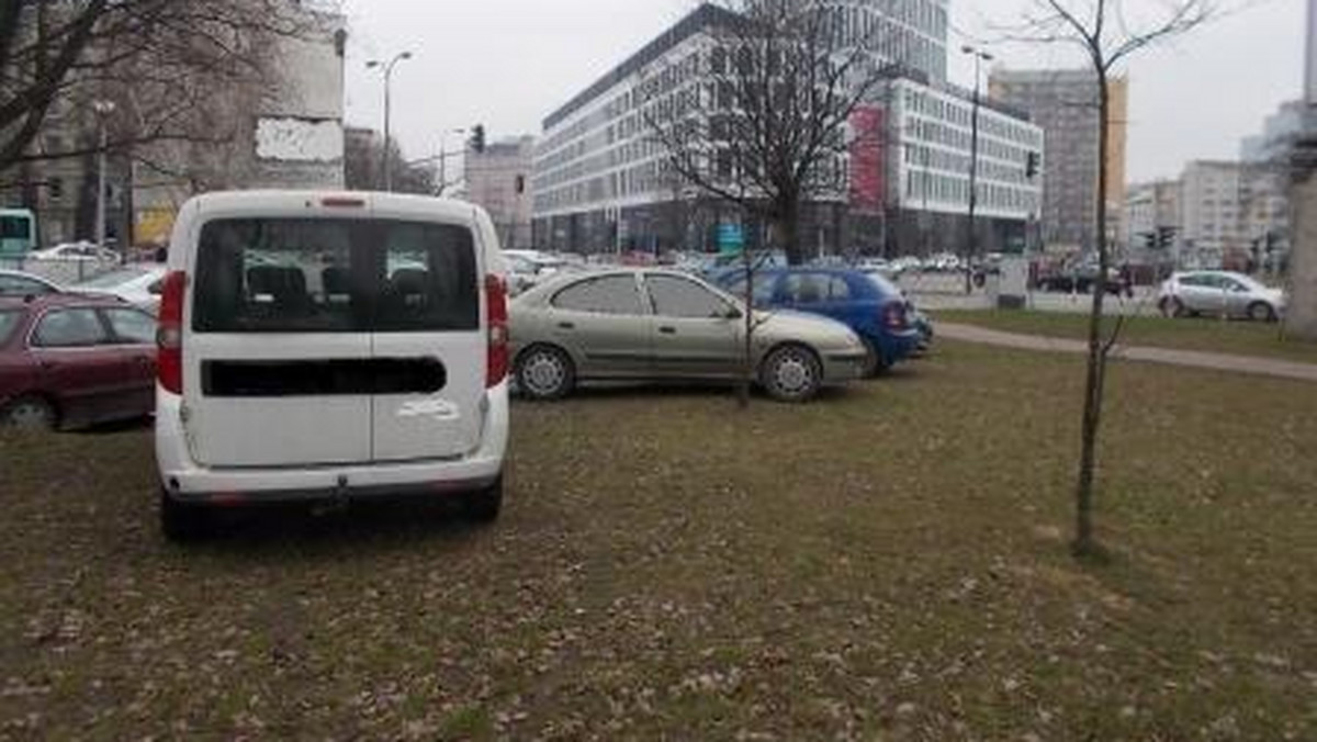 Parkowanie na trawniach w Warszawie
