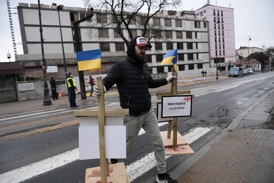 Instalacja złożona z krzyży przed rosyjską ambasadą w Warszawie