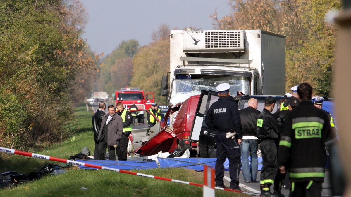 Jak ustaliło radio TOK FM, śledczy znaleźli świadka wypadku samochodowego w Nowym Mieście. To kierowca wyprzedzanego przez volkswagena transporter auta. Zostanie on jeszcze dzisiaj przesłuchany, lecz wiadomo, że nie zatrzymał się on zaraz po wypadku, aby udzielić pomocy ofiarom.