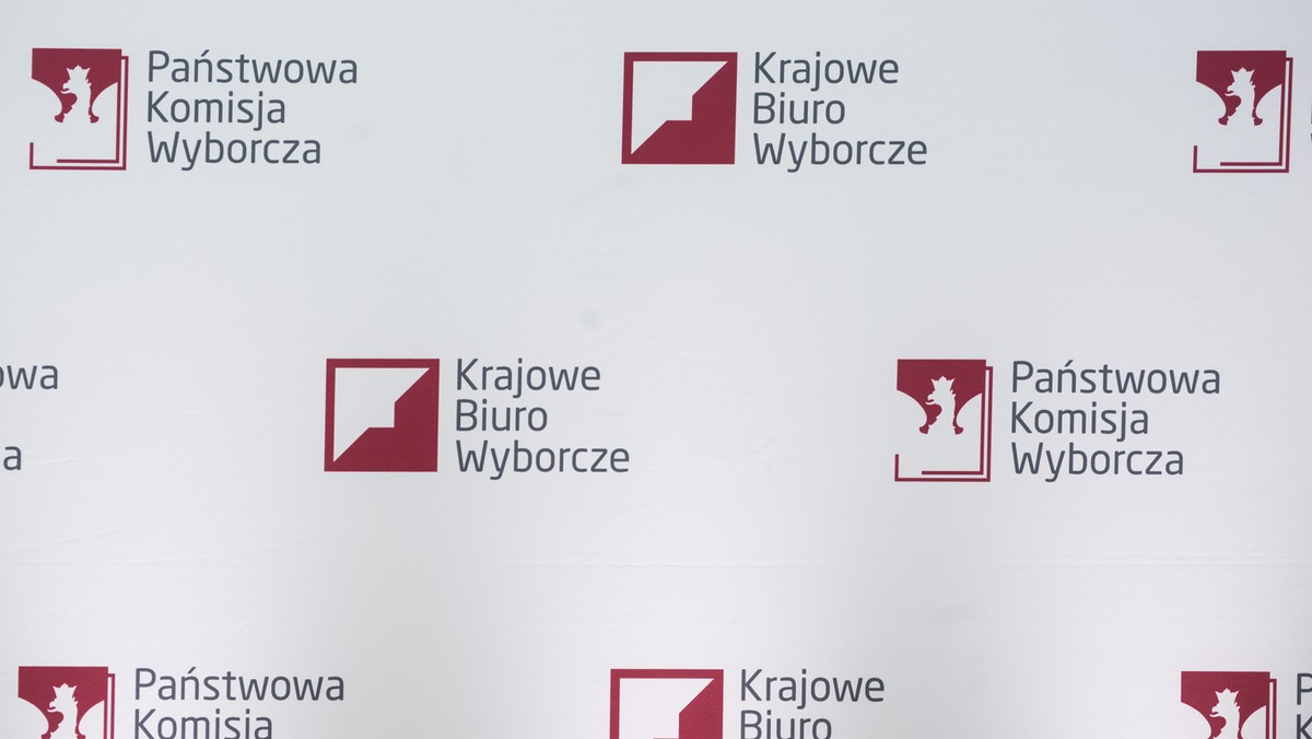 Rezygnacja z umieszczania logotypów na kartach wyborczych, utworzenie Centralnego Rejestru Wyborców i dostosowanie liczby posłów wybieranych w niektórych okręgach do liczby mieszkańców - to niektóre z propozycji zmian w prawie wyborczym przygotowanych przez Państwową Komisję Wyborczą.