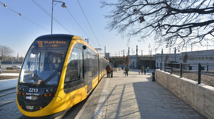 Az 1-es,  a 3-as, valamint a budai fonódó hálózaton közlekedő 17-es és 19-es vonalán járnak majd az új alacsonypadlós villamosok Fotó: MTI/Máthé Zoltán