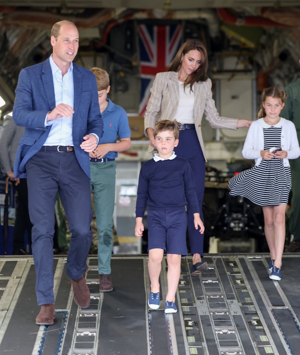 Vilmos herceg, Katalin hercegné, György herceg, Sarolta hercegnő és Lajos herceg a Royal Air Force Fairford állomásán