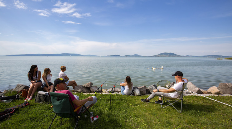 Horgászok és kirándulók a balatonfenyvesi strandon az újranyitás napján, 2020. május 9-én. / Fotó: MTI/Varga György