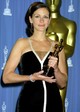  2001 - Julia Roberts megkapta a legjobb női főszereplőnek járó Oscar-díjat az Erin Brockovich című film főszerepéért. A szobrocskát egy fekete-fehér, vintage Valentino couture ruhában vette át, amelyhez egy 22 karátos, a Van Cleef & Arpels-től kölcsönzött gyémánt karkötőt és finom gyémánt fülbevalót viselt. A visszafogott, kifinomult megjelenés az Oscar történetének egyik legismertebb összeállítása lett.