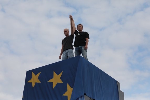 Szarpanina z policją o flagę UE na pomniku smoleńskim