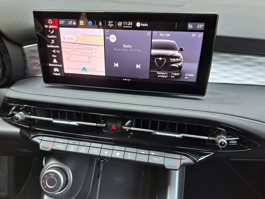 Alfa Romeo Tonale - w górnej części kokpitu mamy duży ekran systemu multimedialnego, ale pod nim znajdują się przyciski do sterowania klimatyzacją.