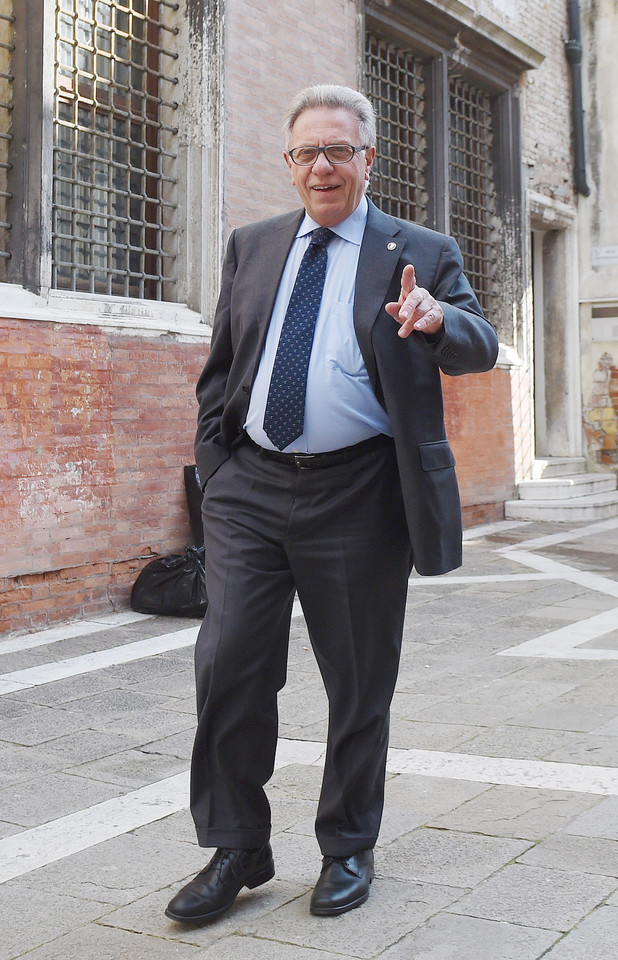 Przewodniczący Komisji Weneckiej Gianni Buquicchio w drodze do Scuola Grande di San Giovanni Evangelista.