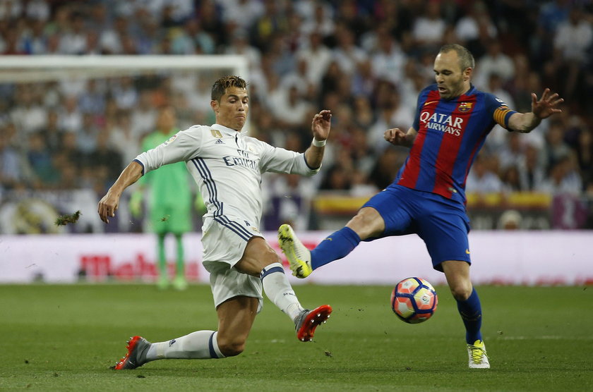 Real Madrid's Karim Benzema in action with Barcelona's Gerard Pique and Sergi Roberto