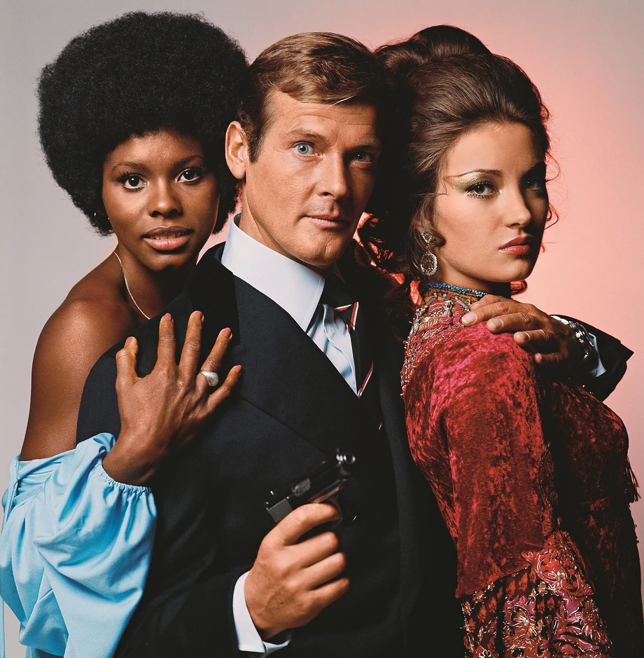 Gloria Hendry, Roger Moore i Jane Seymour w filmie „Żyj i pozwól umrzeć”