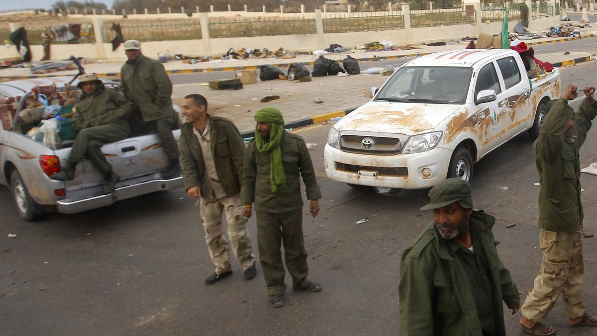 Siły lojalne wobec pułkownika Muammara Kaddafiego "oczyściły" z rebeliantów leżące na wschodzie Libii miasto Brega - oświadczył w państwowej telewizji anonimowy przedstawiciel wojska. Agencja AFP informuje o powstańcach uciekających z miasta.