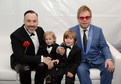 Te pary jednopłciowe wychowują lub planują wychowywanie dzieci: Elton John i David Furnish