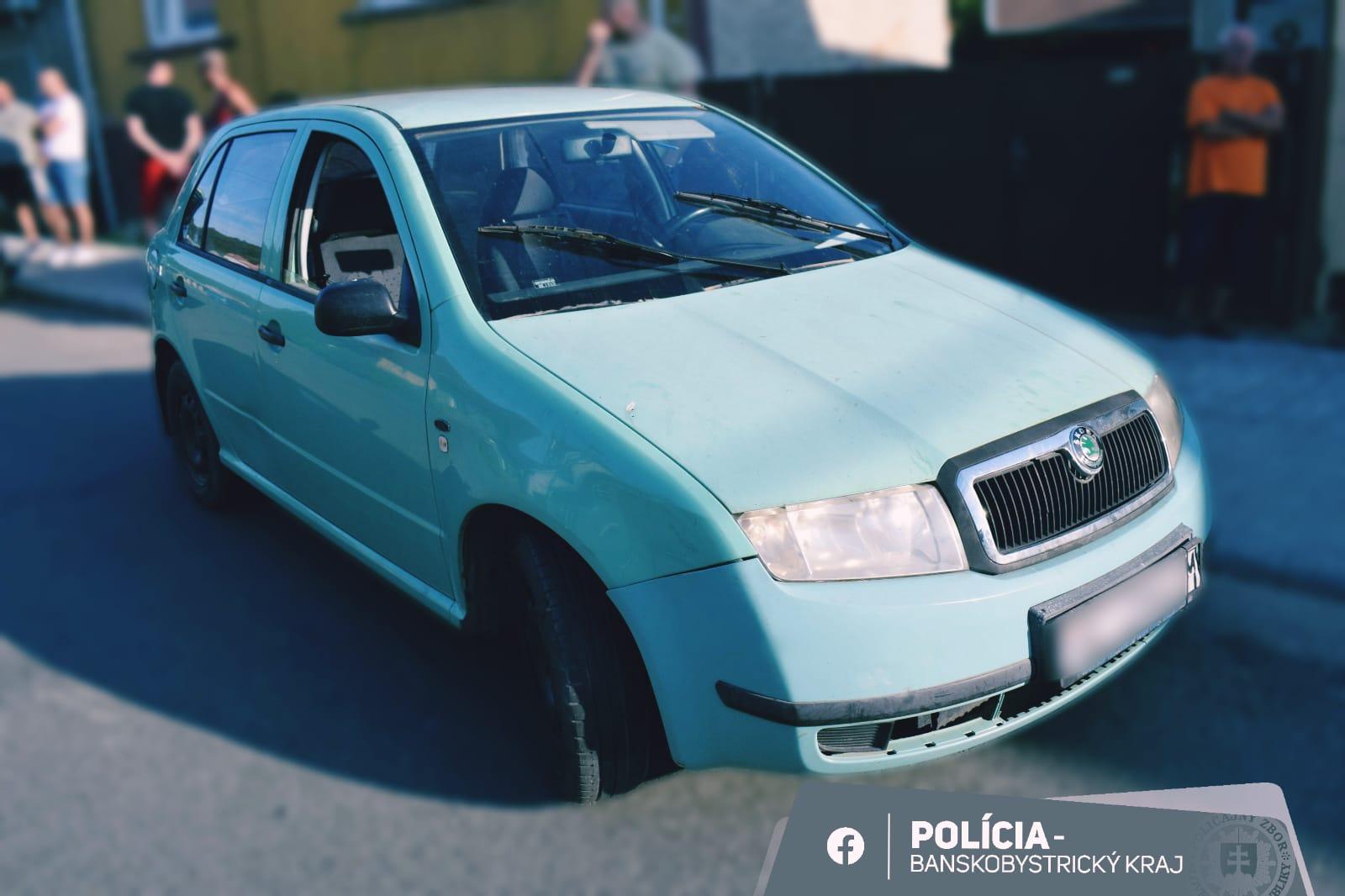 Incidente stradale tra un'autovettura e un autobus di linea.