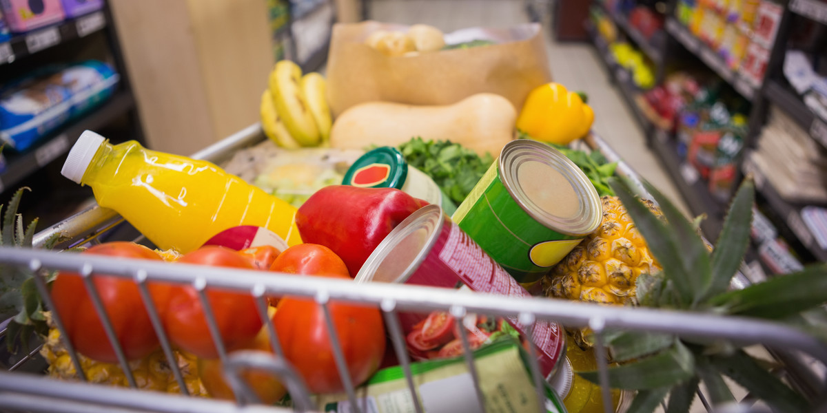 sklep supermarket zakupy koszyk kobieta żywność