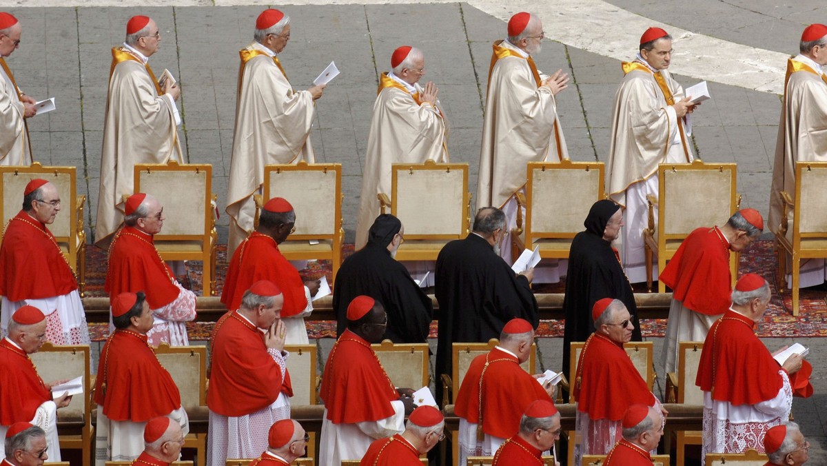 Podczas audiencji ogólnej 20 października br. Benedykt XVI ogłosił, że zamierza wynieść do godności kardynalskiej 24 kapłanów. Zapowiedział, że konsystorz, podczas którego nominaci odbiorą insygnia kardynalskie, odbędzie się 20 listopada.