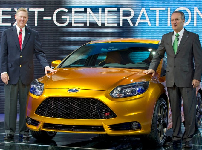 Szefowie Forda: Alan Mulally (po lewej) i Stephen Odell prezentują nowego Forda Focusa