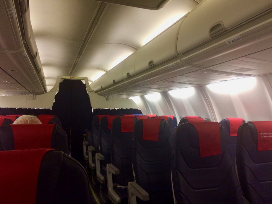Tu również w klasie biznes środkowy fotel jest pusty. B737-800NG mają mniejsze luki bagażowe, co jednak zostawia większą przestrzeń nad głowami pasażerów, a także standardowe oświetlenie kabiny, w przeciwieństwie do Boeing Sky Interior znanego z B737 MAX 8 i Dreamlinerów.