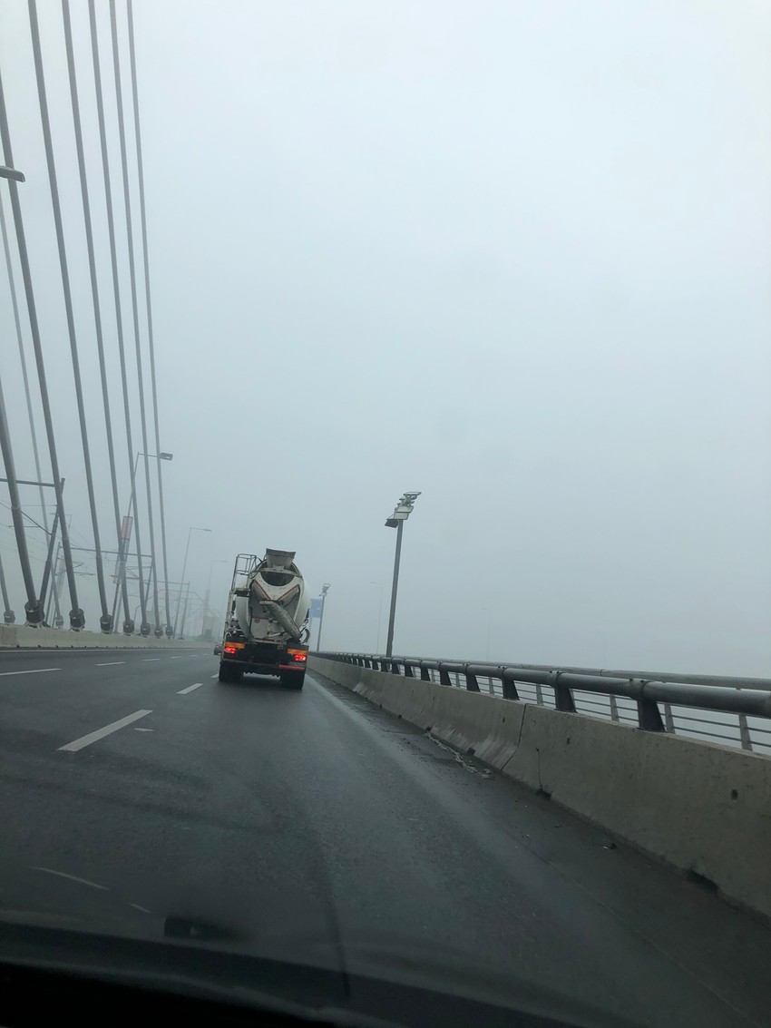 Ne vidi se gotovo vrh i završetak mosta na Adi