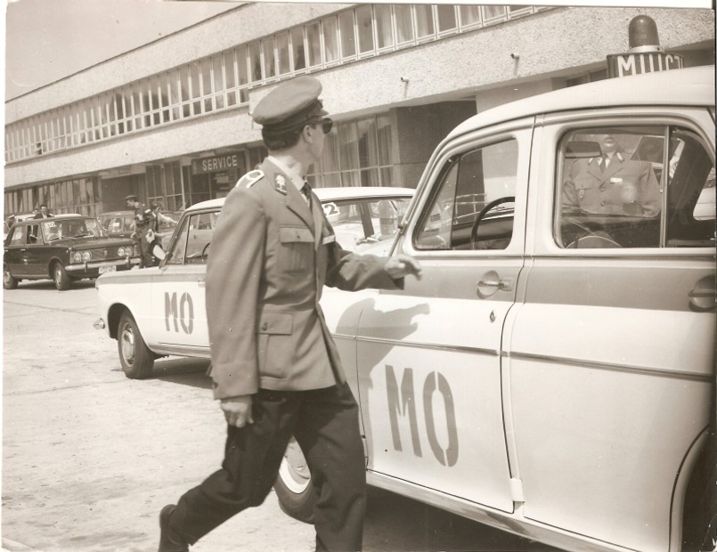 7 października 1944 r. dekretem Polskiego Komitetu Wyzwolenia Narodowego komunistyczne władze powołały Milicję Obywatelską. Na początku służbę w MO pełniło prawie 60 tys. funkcjonariuszy. W 1952 r. Polska zerwała wszelkie kontakty z Interpolem, który zakładała w 1923 r. jako jedno z 20 państw. Milicja zapisała się na kartach historii Polski i w świadomości Polaków jako aparat represji komunistycznych władz. Czym jeździli ówcześni stróże porządku? Policyjny miesięcznik "Policja 997" zrobił przegląd milicyjnego taboru…