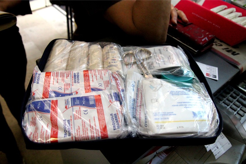 Komplet prve pomoći nije trajan i njegov sadržaj ima rok upotrebe od pet godina.