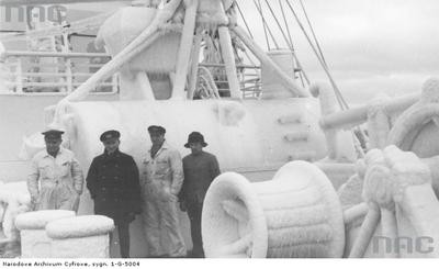 Załoga i oblodzony pokład 'Batorego' - luty 1937 roku