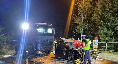 Czołowe zderzenie osobówki z ciężarówką. Tragedia w Małopolsce