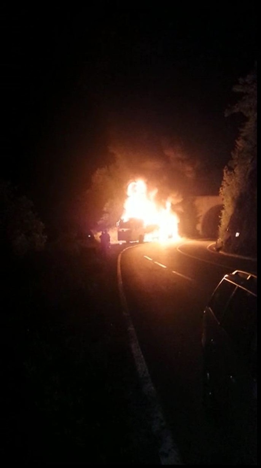 "Lastin" autobus gori ispred tunela