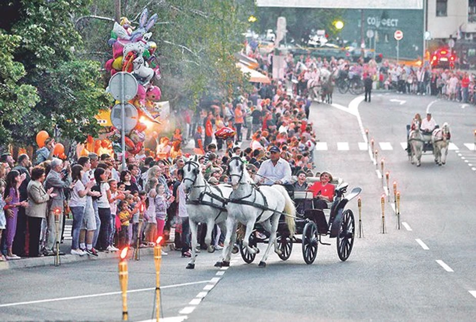 SOFEST: Na otvaranju filmske ekipe defiluju u fijakerima