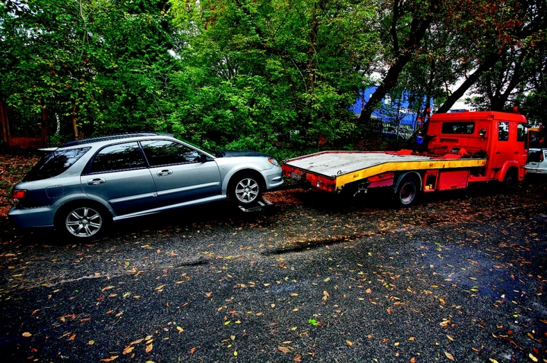 Jak bezpiecznie holować auto?