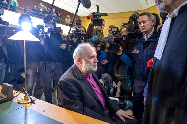 Bernard Preynat, były ksiądz, który przez wiele lat molestował dzieci na obozach skautów, czeka na rozprawę w sądzie w Lyonie, styczeń 2019 r.