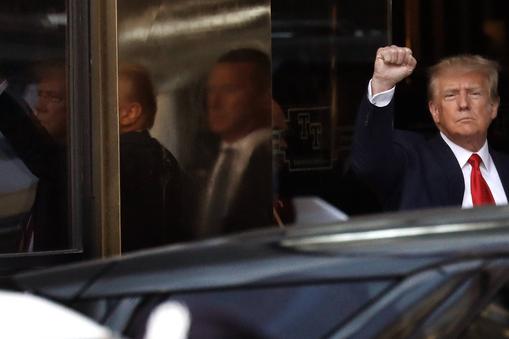 B. prezydent Donald Trump opuszcza Trump Tower w drodze do nowojorskiego sądu