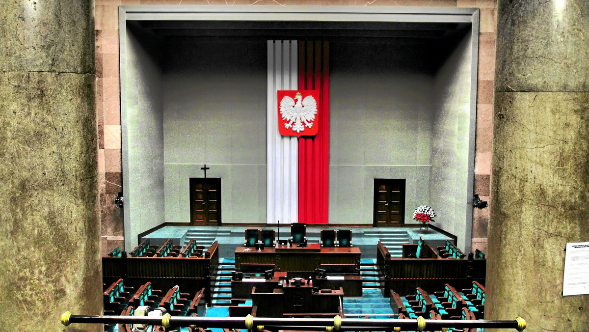 Gdyby wybory parlamentarne odbywały się w kwietniu, wygrałoby je PiS z 32 proc. poparcia - wynika z najnowszego sondażu TNS Polska. Na PO chce głosować 29 proc. badanych, a na SLD - 10 proc. Do parlamentu weszliby także politycy PSL z 5 proc. poparcia.