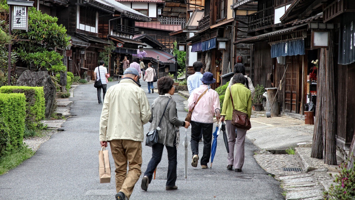 Seniorzy w Japonii coraz częściej trafiają do więzień. Dopuszczają się drobnych kradzieży, bo tylko w zakładach karnych mogą liczyć na opiekę - podaje Bloomberg.