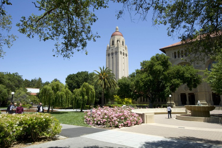 Absolwenci tej uczelni stworzyli firmy takie jak Hewlett-Packard, NVidia, Yahoo!,  Google, Nike czy Gap. Na zdjęciu: Hoover Tower na Uniwersytecie Stanforda w Palo Alto
