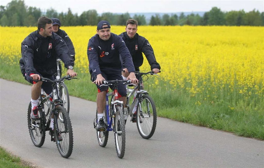 Polacy jechali na trening rowerami