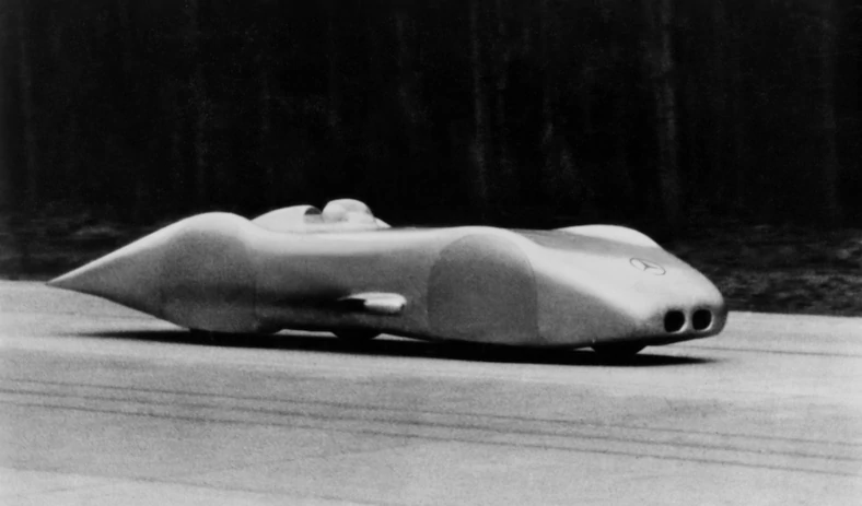 Mercedes W125 podczas bicia rekordu prędkości na autostradzie Frankfurt-Darmastadt. Za kierownicą – Rudolf Caracciola