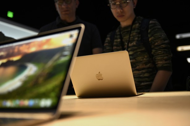 MacBooki ze składanymi ekranami? Apple interesuje się nową technologią, media podały termin