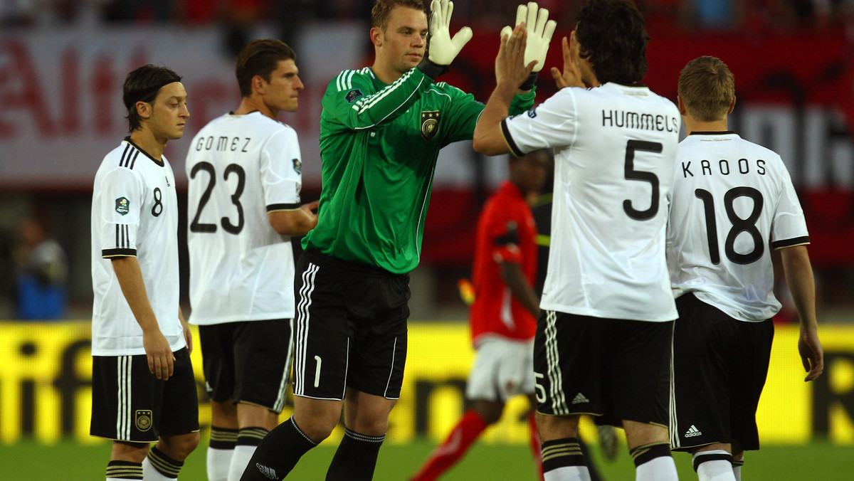 Na równo rok przed meczem otwarcia Euro 2012 wciąż nie można powiedzieć, że ktoś zapewnił sobie już awans do turnieju finałowego. Są jednak drużyny, które są tak blisko celu, że jego zrealizowanie jest wyłącznie kwestią czasu. Analizujemy sytuację w grupach i wskazujemy faworytów do gry na polskich i ukraińskich stadionach.