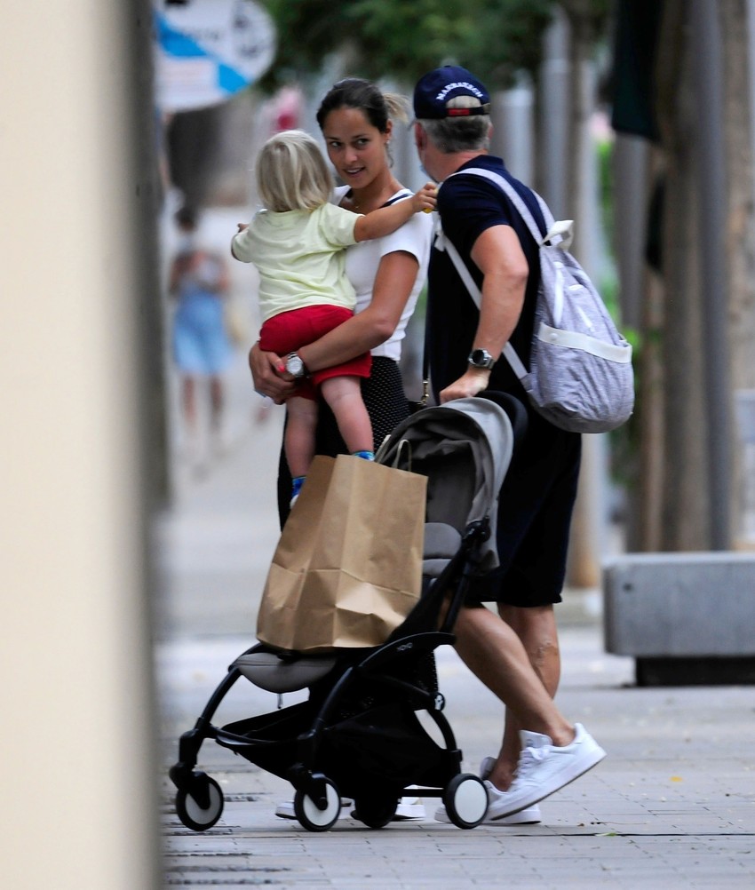 Ana Ivanović i Bastijan Švajnštajger sa sinom