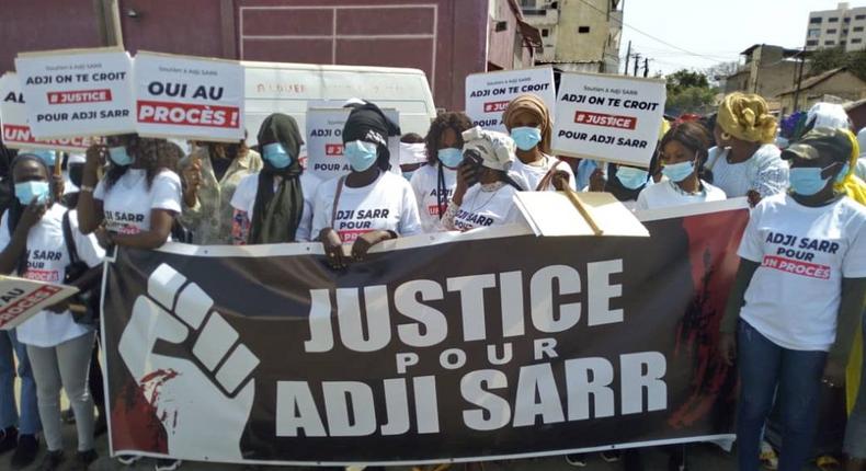 Des supportrices d'Adji Sarr brandissent une banderole de soutien où il est écrit -Justice pour Adji Sarr-