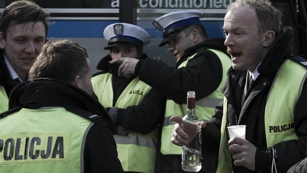 Do sieci trafił zwiastun najnowszego filmu Wojciecha Smarzowskiego "Drogówka". Obraz opowiada o środowisku policjantów, których życie zostaje wywrócone do góry nogami, kiedy w tajemniczych okolicznościach ginie jeden z nich.