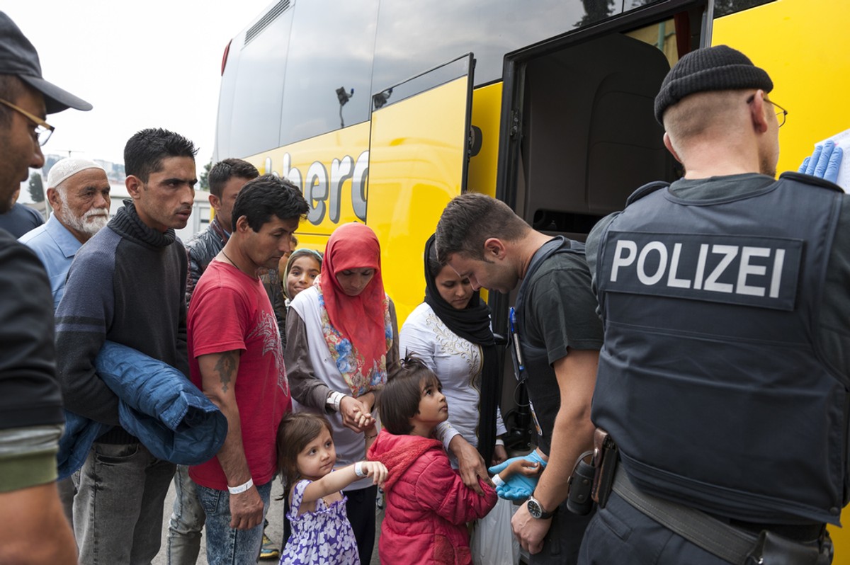 AfD rozdaje fałszywe bilety "deportacyjne" dla migrantów. "To czysty rasizm"